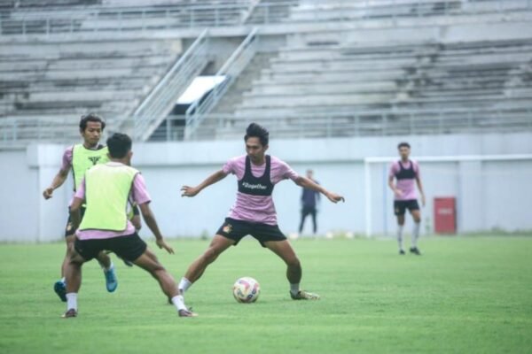 Berikut beberapa alternatif judul untuk "Persik Incar Hasil Maksimal dari Lima Laga Terakhir":

1. "Persik Targetkan Poin Penuh di Lima Pertandingan Penutup"
2. "Persik Berusaha Raih Hasil Optimal di Lima Laga Terakhir"
3. "Buru Hasil Maksimal: Persik Fokus pada Lima Pertandingan Akhir"
4. "Persik Arahkan Target Hasil Terbaik di Lima Pertandingan Penutup"
5. "Lima Laga Penentu: Persik Berambisi Curi Poin Maksimal"

Silakan pilih salah satu atau gunakan sebagai inspirasi untuk membuat judul lainnya!