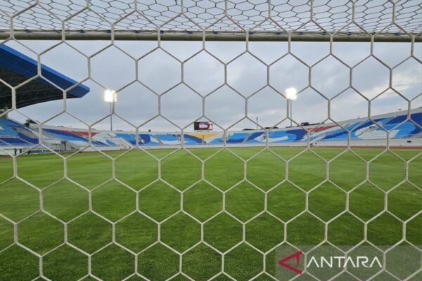 Here are some alternate title suggestions for "Panpel Arema FC Legawa Terima Sanksi Imbas Pelemparan Bus Persik":

1. "Panpel Arema FC Ikhlaskan Diri Dikenakan Sanksi Akibat Insiden Pelemparan Bus Persik"
2. "Arema FC Terima Sanksi: Panpel Siap Menghadapi Konsekuensi Pelemparan Bus Persik"
3. "Sanksi Dijatuhkan kepada Arema FC: Panpel Legawa Sebagai Akibat Pelemparan Bus"
4. "Panpel Arema FC Menerima Sanksi: Pelajaran dari Pelemparan Bus Persik"
5. "Insiden Pelemparan Bus Persik: Arema FC dan Panpel Legawa Terima Sanksi yang Dikenakan"

Feel free to mix and match or modify these suggestions to better suit your needs!