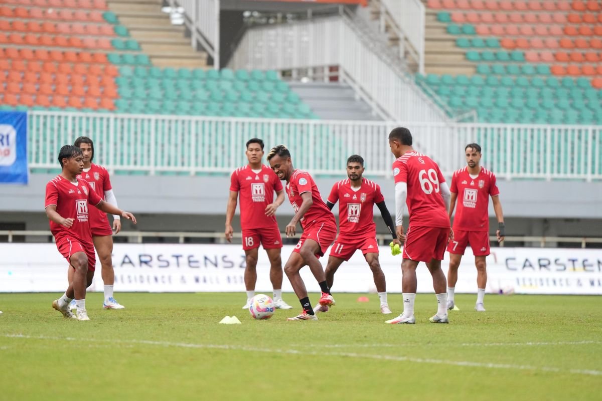 Sure! Here are some alternate title suggestions for "Tahar: Pertahanan Malut United Siapadang Dewa United":

1. "Tahar: Malut United’s Defense Ready to Face Dewa United"
2. "Tahar: Malut United’s Strong Defense Prepares for Dewa United Challenge"
3. "Tahar: Malut United's Backline Geared Up for Dewa United Showdown"
4. "Tahar: Malut United's Defensive Line Ready for Dewa United Encounter"
5. "Tahar: Malut United’s Defense Poised to Confront Dewa United" 

Let me know if you'd like more options or a different style!