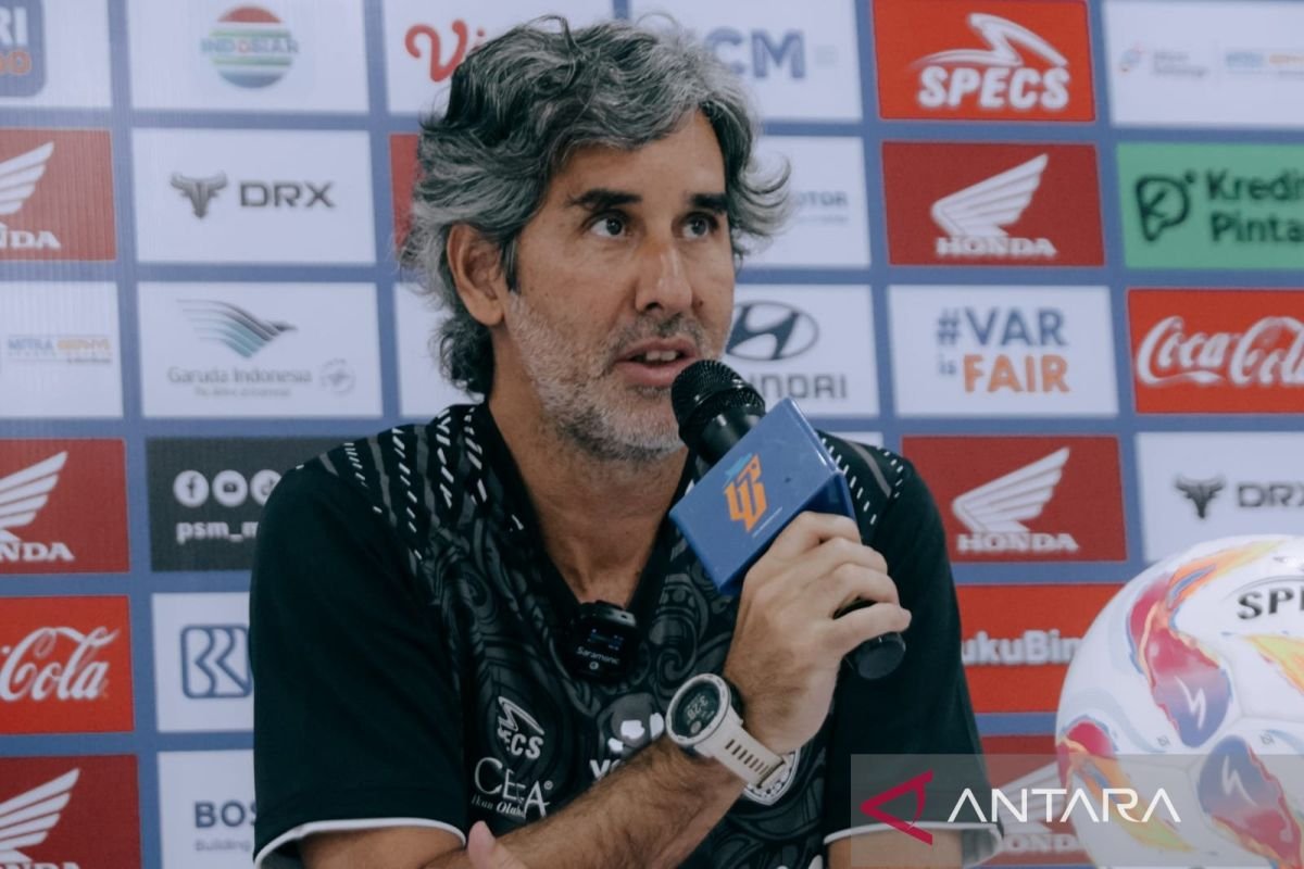 Here are some alternative titles you could use:

1. "Teco Cugurra Resigns from Bali United, Continues Career in Indonesia"
2. "Setelah Meninggalkan Bali United, Teco Cugurra Masih Berkiprah di Indonesia"
3. "Teco Cugurra Hengkang dari Bali United, Namun Tetap Berkontribusi di Liga Indonesia"
4. "Pindah dari Bali United, Teco Cugurra Lanjutkan Karier di Sepak Bola Indonesia"
5. "Teco Cugurra Meninggalkan Bali United, Siap Menyusuri Jalan Baru di Indonesia"

Feel free to choose any of these or mix and match elements to create a title that fits your needs!
