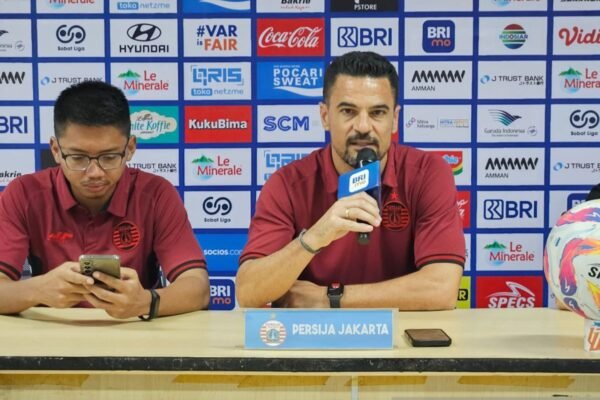 Judul Alternatif: "Carlos Pena: Persaingan Sengit di Puncak Liga 1 Semakin Memanas
