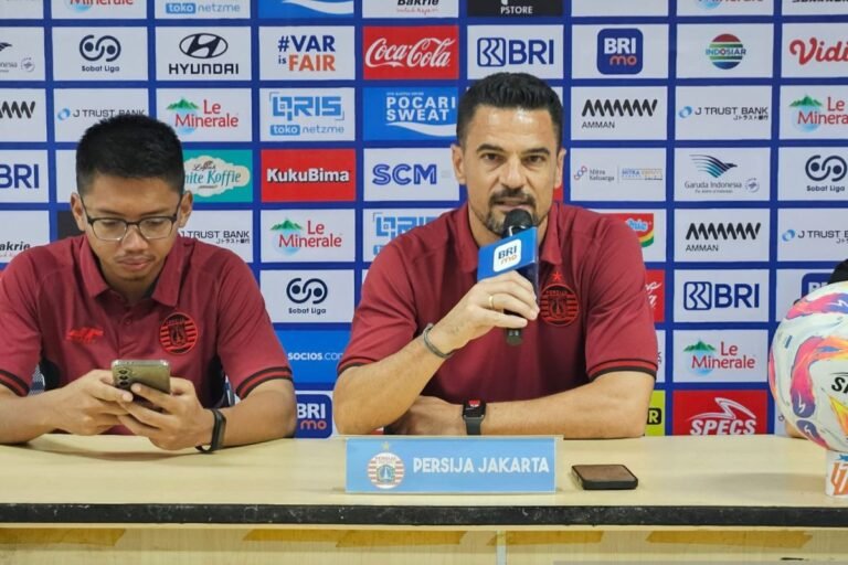 Judul Alternatif: “Carlos Pena: Persaingan Sengit di Puncak Liga 1 Semakin Memanas