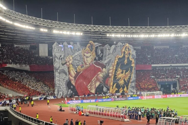 Pertunjukan Tifo Pendekar: Koreografi Berwarna pada Laga Indonesia vs China