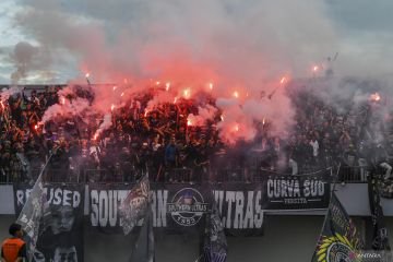 Suara Terompet dan Petasan: Hentikan Sementara Laga Persita vs Persib