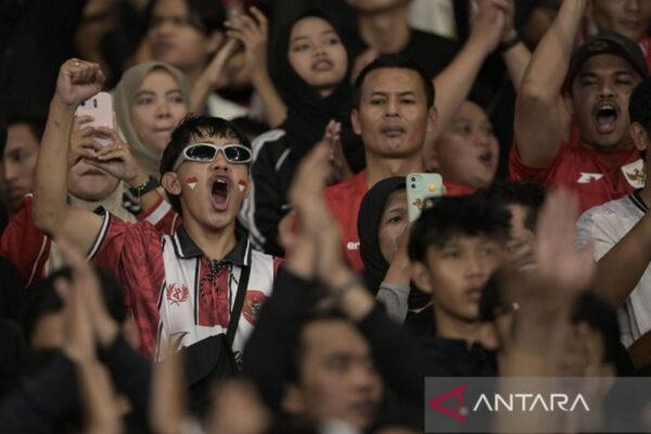 Tentu! Berikut adalah beberapa alternatif judul untuk "God Bless dan Judika Bakar Semangat Penggemar Indonesia":

1. "God Bless dan Judika: Mengobarkan Semangat Penggemar Tanah Air"
2. "Semangat Bersatu: God Bless dan Judika Memukau Penggemar Indonesia"
3. "Bakar Semangat! God Bless dan Judika Menggetarkan Hati Penggemar"
4. "Gema Musik: God Bless Bersama Judika Membangkitkan Semangat Indonesia"
5. "God Bless dan Judika: Kolaborasi Energi Positif untuk Penggemar Indonesia"

Semoga ide-ide ini bermanfaat!