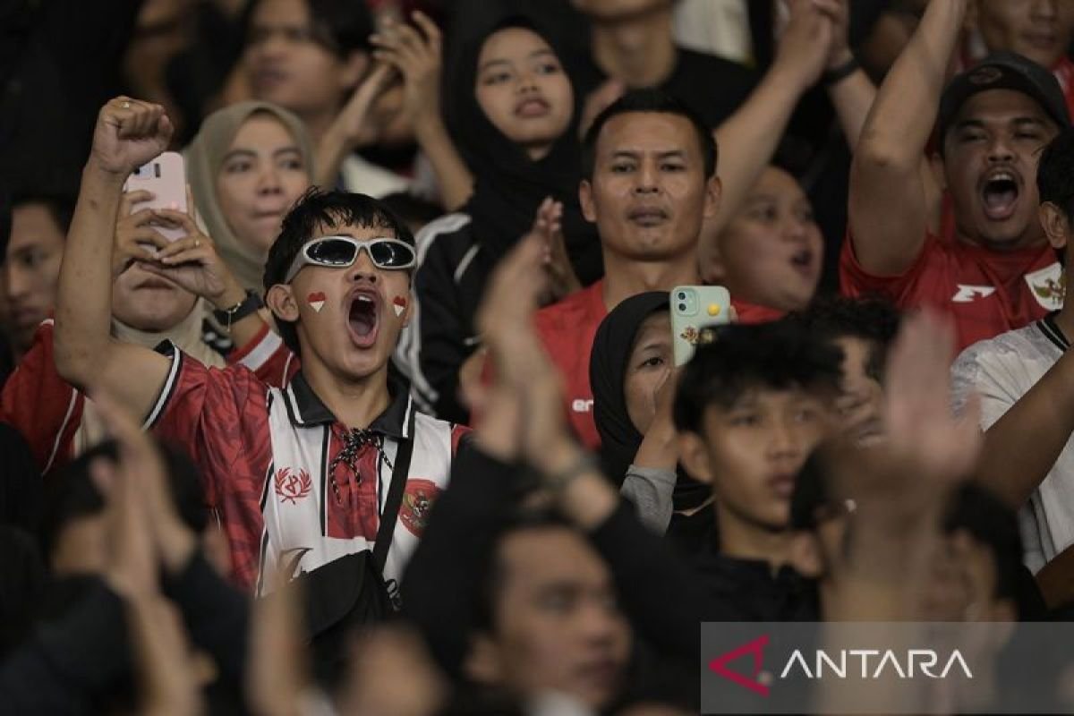 Tentu! Berikut adalah beberapa alternatif judul untuk "God Bless dan Judika Bakar Semangat Penggemar Indonesia":

1. "God Bless dan Judika: Mengobarkan Semangat Penggemar Tanah Air"
2. "Semangat Bersatu: God Bless dan Judika Memukau Penggemar Indonesia"
3. "Bakar Semangat! God Bless dan Judika Menggetarkan Hati Penggemar"
4. "Gema Musik: God Bless Bersama Judika Membangkitkan Semangat Indonesia"
5. "God Bless dan Judika: Kolaborasi Energi Positif untuk Penggemar Indonesia"

Semoga ide-ide ini bermanfaat!