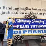 Persib Perkenalkan Bek Baru Frans Putros dengan Karangan Bunga