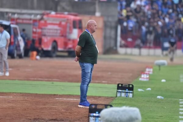 Bojan Hodak Evaluasi Serangan Persib setelah Hasil Imbang Melawan PSIM