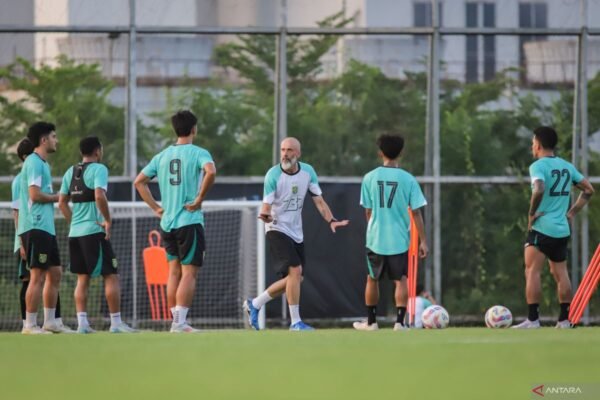 Sure! Here are some alternative titles for "Eduardo Perez Minta Persebaya Surabaya Waspadai PSIM Yogyakarta":

1. "Eduardo Perez: Persebaya Surabaya Harus Siaga Hadapi PSIM Yogyakarta"
2. "Peringatan Eduardo Perez untuk Persebaya: Waspadai Ancaman dari PSIM Yogyakarta"
3. "Eduardo Perez: Persebaya Surabaya Perlu Hati-hati Melawan PSIM Yogyakarta"
4. "Eduardo Perez Mengingatkan Persebaya Surabaya akan Kekuatan PSIM Yogyakarta"
5. "Strategi Eduardo Perez: Persebaya Surabaya Perlu Antisipasi PSIM Yogyakarta"

Feel free to let me know if you'd like more options!