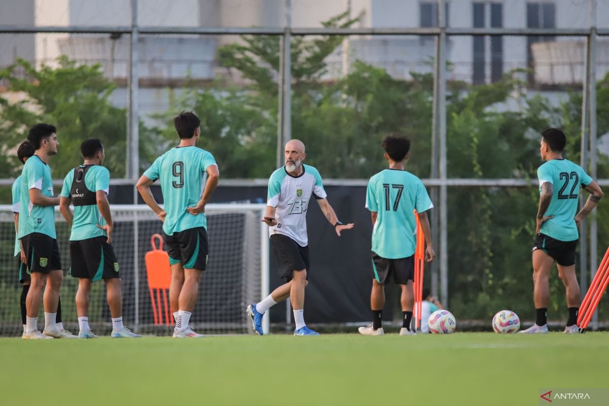 Sure! Here are some alternative titles for "Eduardo Perez Minta Persebaya Surabaya Waspadai PSIM Yogyakarta":

1. "Eduardo Perez: Persebaya Surabaya Harus Siaga Hadapi PSIM Yogyakarta"
2. "Peringatan Eduardo Perez untuk Persebaya: Waspadai Ancaman dari PSIM Yogyakarta"
3. "Eduardo Perez: Persebaya Surabaya Perlu Hati-hati Melawan PSIM Yogyakarta"
4. "Eduardo Perez Mengingatkan Persebaya Surabaya akan Kekuatan PSIM Yogyakarta"
5. "Strategi Eduardo Perez: Persebaya Surabaya Perlu Antisipasi PSIM Yogyakarta"

Feel free to let me know if you'd like more options!