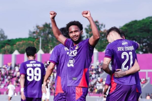 Sure! Here are some alternative title suggestions for "Williams Lugo jadi 'Player of the Match'":

1. Williams Lugo: The Star of the Game
2. Williams Lugo Named Match MVP
3. Williams Lugo Shines as Player of the Match
4. Williams Lugo: Outstanding Performance
5. Williams Lugo Takes the Spotlight as Player of the Match
6. Williams Lugo Crowned Game’s Best Player
7. Williams Lugo: The Match’s Highlight Performer
8. Williams Lugo Wins Player of the Game Honors
9. Williams Lugo's Exceptional Play Earns Top Recognition
10. Williams Lugo: Game-Changer of the Match

Feel free to adjust or combine them as needed!
