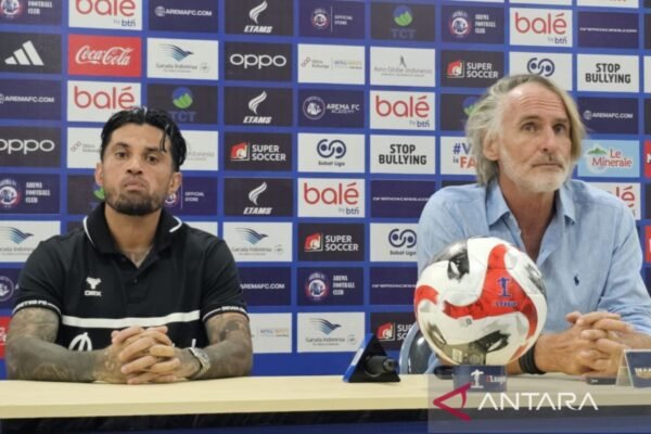 Here are some alternative title suggestions for the topic "Jan Olde Riekerink sanjung daya juang Dewa United saat atasi Arema":

1. "Jan Olde Riekerink: Memuji Semangat Juang Dewa United dalam Menghadapi Arema"
2. "Penghargaan Jan Olde Riekerink untuk Ketangguhan Dewa United Saat Lawan Arema"
3. "Jan Olde Riekerink: Dewa United Tampilkan Daya Juang Hebat Melawan Arema"
4. "Dewa United Perlihatkan Semangat, Jan Olde Riekerink Memberi Pujian Setelah Atasi Arema"
5. "Jan Olde Riekerink: Dewa United Tunjukkan Keberanian Luar Biasa Melawan Arema"

Feel free to choose or modify any of these suggestions!