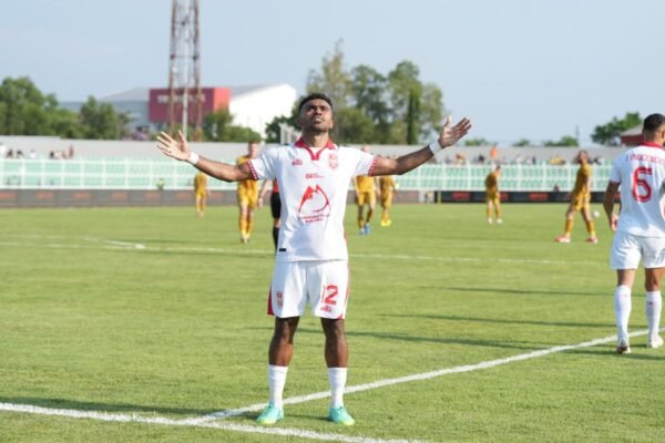 Here are some alternative titles for "Strategi Pelatih Malut United Berhasil Redam Bhayangkara":

1. "Taktik Jitu Pelatih Malut United Menahan Perlawanan Bhayangkara"
2. "Keberhasilan Strategi Pelatih Malut United dalam Menghadapi Bhayangkara"
3. "Pelatih Malut United Menerapkan Strategi Ampuh untuk Redam Bhayangkara"
4. "Rencana Permainan Pelatih Malut United Berhasil Mengatasi Bhayangkara"
5. "Strategi Cerdas Pelatih Malut United Membungkam Bhayangkara"
6. "Sukses Taktik Pelatih Malut United di Laga Melawan Bhayangkara"
7. "Penerapan Strategi Efektif Pelatih Malut United Saat Hadapi Bhayangkara"

Feel free to choose any of these options or let me know if you'd like more!