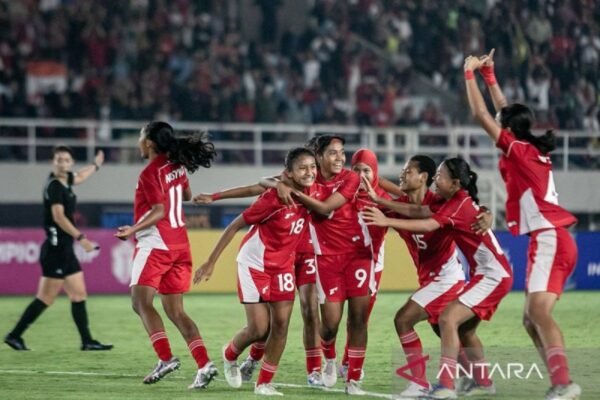 Here are some alternative titles for "Tumbangkan Malaysia, Indonesia ke semifinal Kejuaraan ASEAN Putri U-16":

1. "Indonesia Melangkah ke Semifinal Setelah Mengalahkan Malaysia di Kejuaraan ASEAN Putri U-16"
2. "Kemenangan Indonesia atas Malaysia Mendorong Keberangkatan ke Semifinal Kejuaraan ASEAN Putri U-16"
3. "Indonesia Berhasil Kalahkan Malaysia dan Capai Semifinal Kejuaraan ASEAN Putri U-16"
4. "Langkah Kemenangan: Indonesia Susun Langkah ke Semifinal Setelah Kalahkan Malaysia dalam Kejuaraan ASEAN Putri U-16"
5. "Indonesia Tembus Semifinal Usai Tundukkan Malaysia di Kejuaraan ASEAN Putri U-16"
6. "Finalis Baru? Indonesia Kalahkan Malaysia untuk Tempati Posisi Semifinal Kejuaraan ASEAN Putri U-16"
7. "Indonesia Siap Hadapi Tantangan Semifinal Setelah Menyudutkan Malaysia di Kejuaraan ASEAN Putri U-16"

Feel free to choose any of these or let me know if you would like more options!
