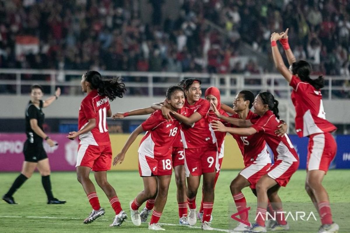 Here are some alternative titles for "Tumbangkan Malaysia, Indonesia ke semifinal Kejuaraan ASEAN Putri U-16":

1. "Indonesia Melangkah ke Semifinal Setelah Mengalahkan Malaysia di Kejuaraan ASEAN Putri U-16"
2. "Kemenangan Indonesia atas Malaysia Mendorong Keberangkatan ke Semifinal Kejuaraan ASEAN Putri U-16"
3. "Indonesia Berhasil Kalahkan Malaysia dan Capai Semifinal Kejuaraan ASEAN Putri U-16"
4. "Langkah Kemenangan: Indonesia Susun Langkah ke Semifinal Setelah Kalahkan Malaysia dalam Kejuaraan ASEAN Putri U-16"
5. "Indonesia Tembus Semifinal Usai Tundukkan Malaysia di Kejuaraan ASEAN Putri U-16"
6. "Finalis Baru? Indonesia Kalahkan Malaysia untuk Tempati Posisi Semifinal Kejuaraan ASEAN Putri U-16"
7. "Indonesia Siap Hadapi Tantangan Semifinal Setelah Menyudutkan Malaysia di Kejuaraan ASEAN Putri U-16"

Feel free to choose any of these or let me know if you would like more options!