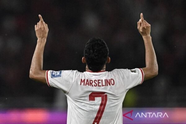 Berikut adalah beberapa alternatif judul untuk "Tak dipanggilnya Marselino Ferdinan murni keputusan Patrick Kluivert":

1. "Keputusan Patrick Kluivert: Mengapa Marselino Ferdinan Tak Dipanggil?"
2. "Marselino Ferdinan: Absennya Pemain Ini Hasil Pilihan Patrick Kluivert"
3. "Patrick Kluivert Menjelaskan Alasan Tidak Memanggil Marselino Ferdinan"
4. "Marselino Ferdinan Tak Terpanggil: Keputusan Strategis Patrick Kluivert"
5. "Mengupas Keputusan Patrick Kluivert: Nasib Marselino Ferdinan yang Tak Terpanggil"
6. "Marselino Ferdinan: Keputusan Kontroversial Patrick Kluivert"
7. "Pemilihan Tim: Kenapa Patrick Kluivert Tak Memanggil Marselino Ferdinan?"

Silakan pilih atau sesuaikan judul yang paling cocok!