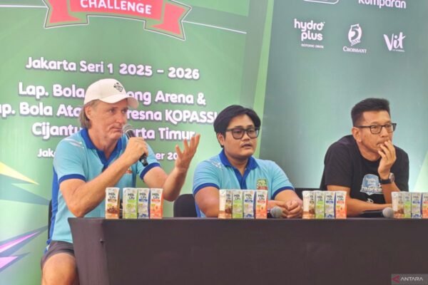 Here are a few alternative titles for "MilkLife Soccer Challenge Permudah PSSI Siapkan Bibit Sepak Bola Putri":

1. "MilkLife Soccer Challenge: Memperkuat PSSI dalam Mengembangkan Bakat Sepak Bola Putri"
2. "Tantangan Sepak Bola MilkLife: Solusi PSSI untuk Mempersiapkan Generasi Sepak Bola Putri"
3. "MilkLife Soccer Challenge: Dukungan PSSI untuk Mencetak Bintang Sepak Bola Wanita"
4. "PSSI dan MilkLife Soccer Challenge: Menciptakan Masa Depan Cerah untuk Sepak Bola Putri"
5. "MilkLife Menjaga Harapan: Langkah PSSI dalam Menyiapkan Talenta Sepak Bola Putri"

Feel free to adjust or mix elements from these suggestions as needed!