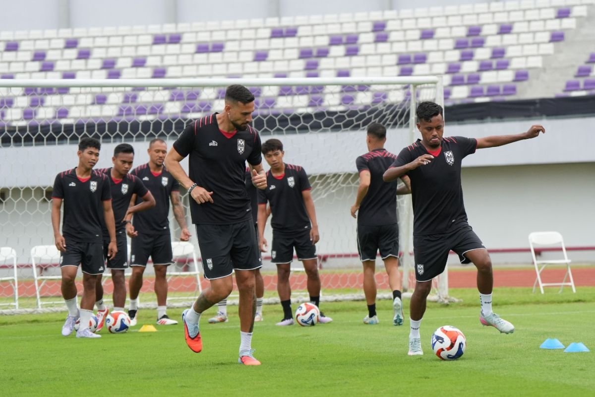 Here are some alternate title suggestions for "Hendri: Pemain kerja keras demi hasil positif hadapi Persita":

1. "Hendri: Usaha Keras Pemain untuk Raih Kemenangan Melawan Persita"
2. "Hendri: Komitmen Tinggi Pemain Dalam Menghadapi Persita"
3. "Hendri: Kerja Keras Pemain Menuju Hasil Gemilang Melawan Persita"
4. "Hendri: Dedikasi Pemain untuk Hasil Positif Kontra Persita"
5. "Hendri: Semangat Juang Pemain Hadapi Tantangan Persita"
6. "Hendri: Kinerja Pemain yang Berfokus pada Kemenangan Melawan Persita"
7. "Hendri: Strategi Kerja Keras Pemain untuk Menghadapi Persita"
8. "Hendri: Pemain Berusaha Keras Demi Hasil Positif Melawan Persita" 

Feel free to mix and match phrases or ideas from any of the suggestions!